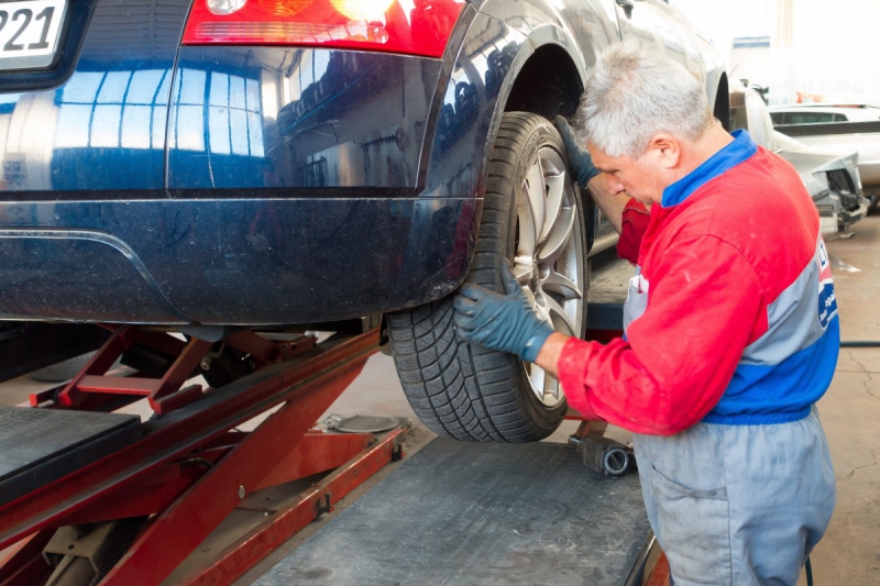 vitrine-CHATEAUNEUF GRASSE-min_auto_repair_repair_lift_auto_mechanic_work_clothes_master_professional_man_of_the_fold-685629