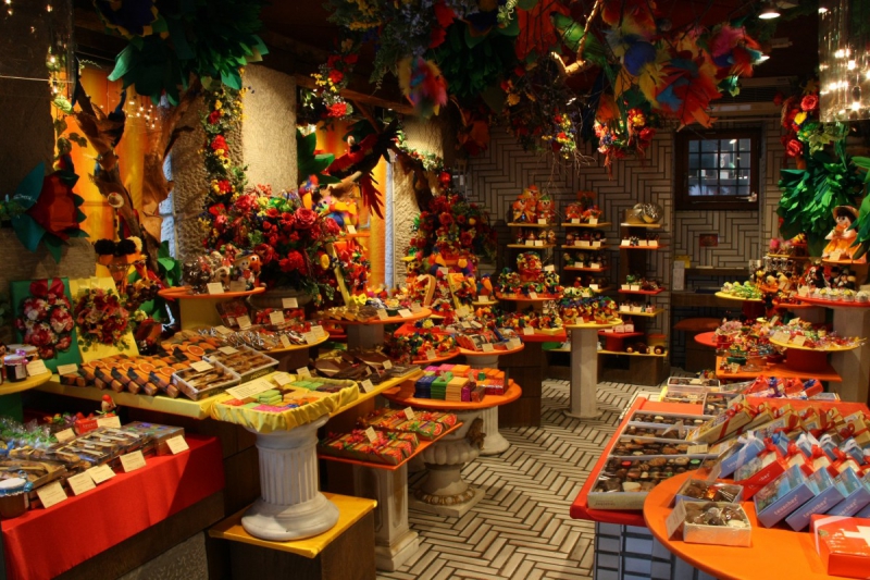 vitrine-CHATEAUNEUF GRASSE-min_candy_store_chocolate_shop_chocolate_switzerland-393515