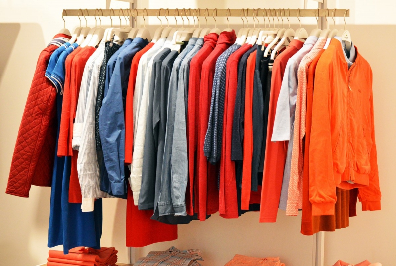 vitrine-CHATEAUNEUF GRASSE-min_store_clothes_clothing_line_fashion_retail_clothing_store_shop-633917